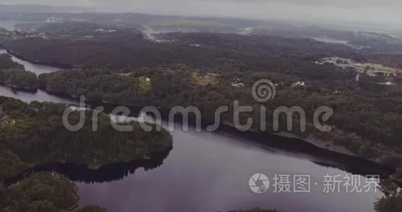 空中峡湾海岸，村庄与雾蒙蒙的地平线