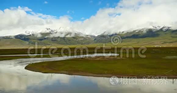 4k时间推移云团滚滚翻越西藏山，江河流淌草原。