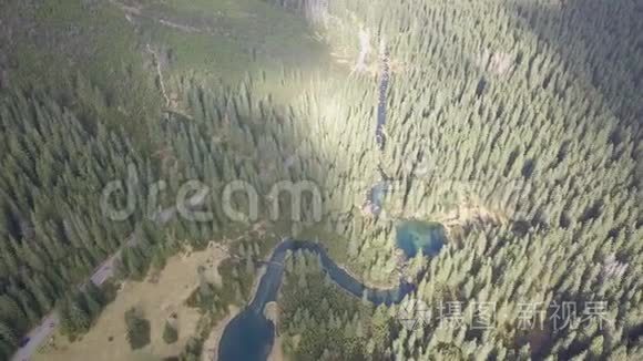 鸟瞰塔特拉山的小湖泊和河流视频