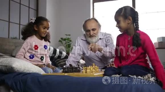 祖父在家教孙子下棋视频