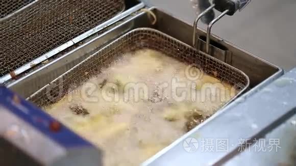 土豆在深油炸锅里炸视频