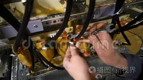 工人安装配电板分电器电源视频