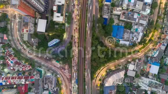 城市景观鸟瞰时间晚曼谷，繁忙的交通跨越主干道高峰时间泰国。