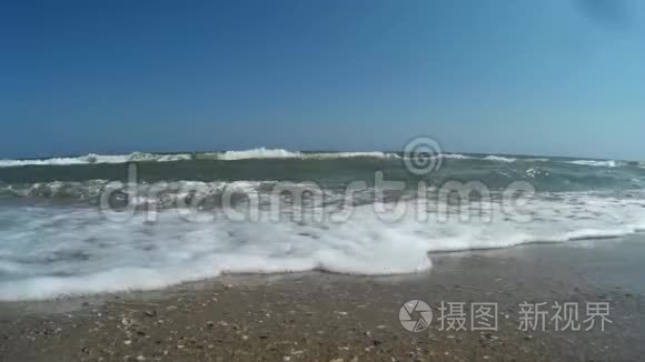 浅水中的海浪靠近海滩视频