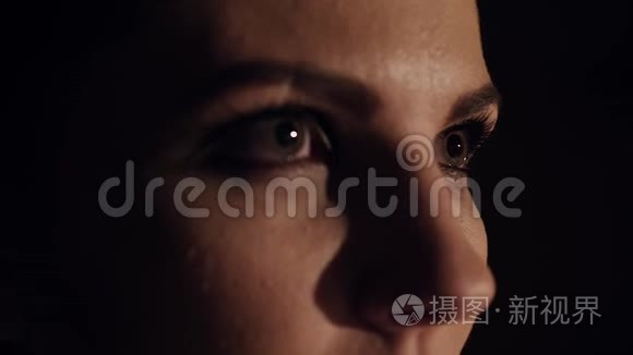 绿眼睛的女孩向前看短视频