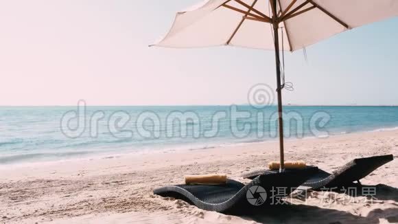 沙滩床上有带伞的沙滩和蓝天视频