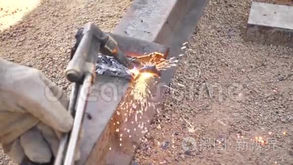 施工现场用气炬切割铁的慢动作视频