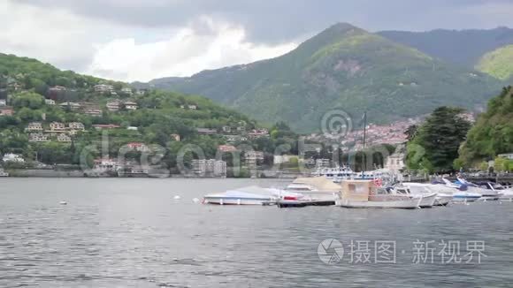 有船停泊的意大利大山湖风景区视频