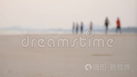 海滩上模糊的人和海浪的沙滩视频