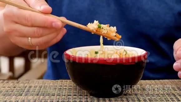 在中国餐馆吃米饭和蔬菜视频