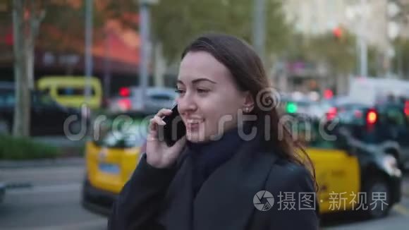 时尚女商人在城市广场打电话视频