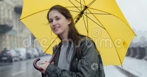 雨中带伞的女孩乘出租车视频