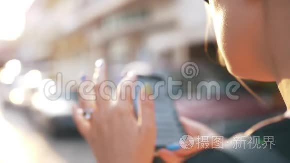街头妇女在手机上浏览社交媒体视频