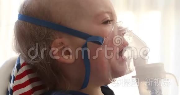 生病的男孩用氧气面罩哭泣视频