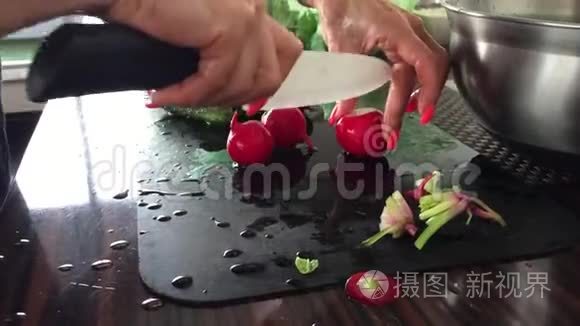 女性用陶瓷刀切萝卜视频