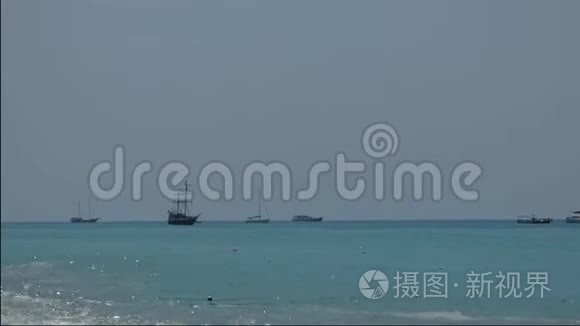 海盗船和一些在波浪上摇摆的船视频