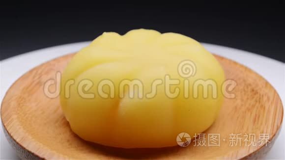 侧视黄色摩登月饼旋转视频