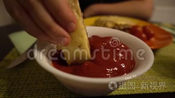 美味的食物慢慢地浸入番茄酱中视频