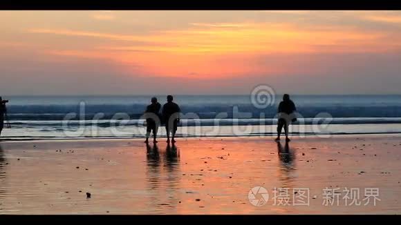 海滩上的日落猎人视频
