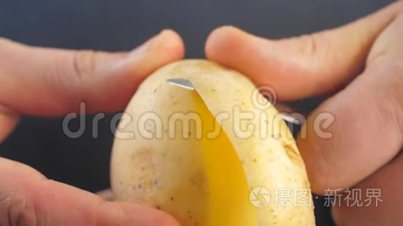 清洗土豆做美味的菜视频