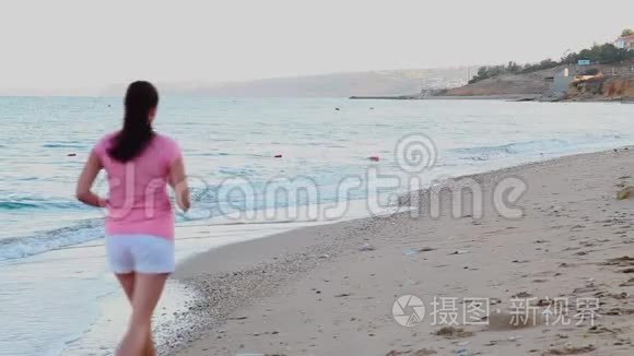 在海边沙滩上慢跑的女孩视频