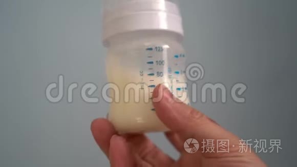 奶瓶中的婴儿配方奶粉视频