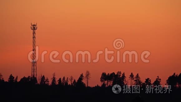 一座细胞塔与橙色日落天空的剪影