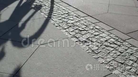 骑自行车的人影驶过视频