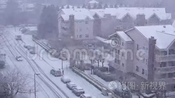 寒冷暴风雪冬季四路车流的鸟瞰图