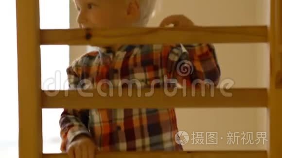 幼儿园里的小男孩爬梯视频