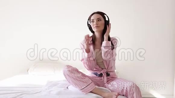 穿着睡衣的女人从耳机里跳舞视频