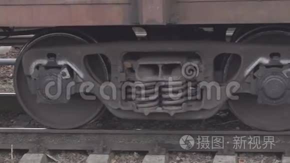生锈的火车车轮站在铁轨上视频