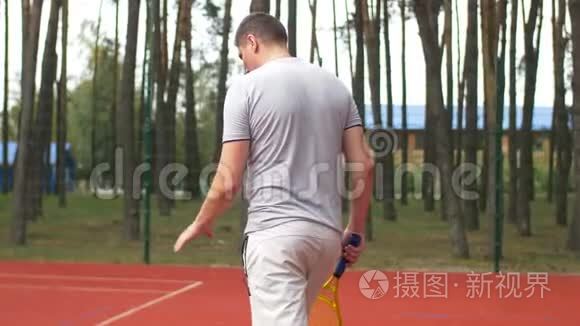 男网球运动员在比赛中发球视频