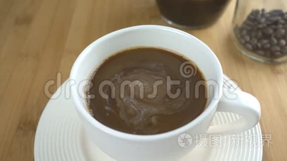 用牛奶搅拌咖啡杯视频