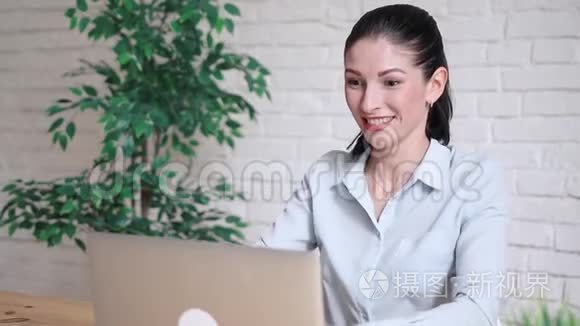 商业，办公室，胜利，成就和教育理念-女人从举手。