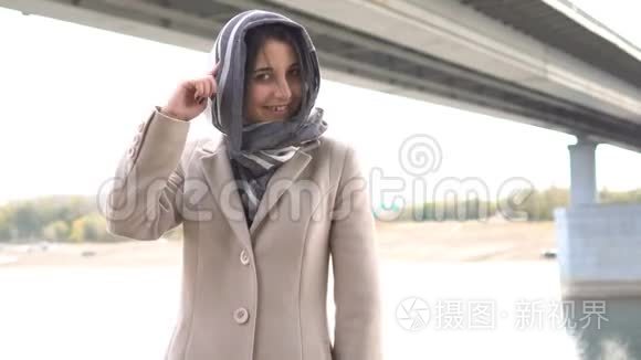 中东女孩扭过手指在她的神庙视频