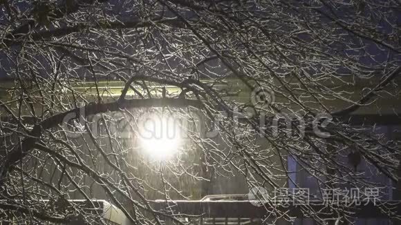 雪夜降临在小镇的冬夜里视频