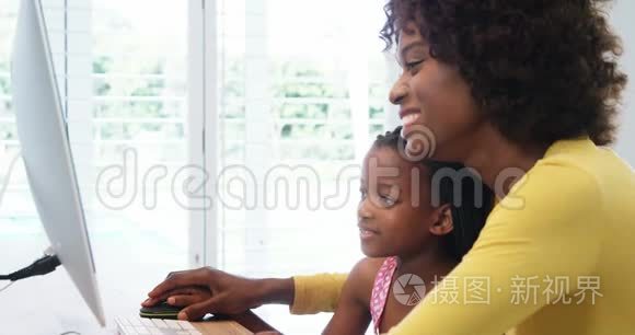 母女俩使用台式电脑.