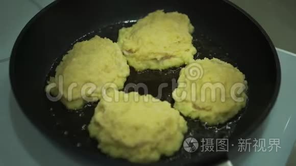 电炉煎锅中的传统土豆煎饼视频