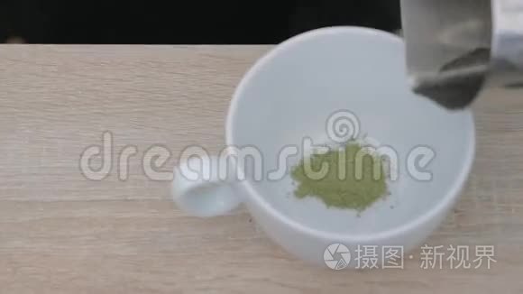 在咖啡馆里泡抹茶视频