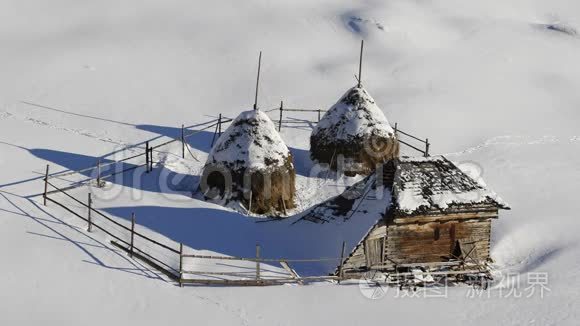 偏僻的乡村房子和未受影响的雪视频