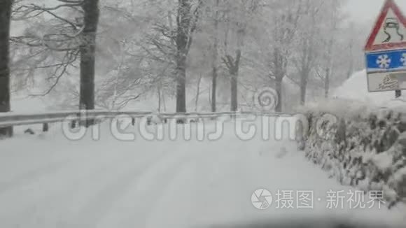 大雪下的山路.