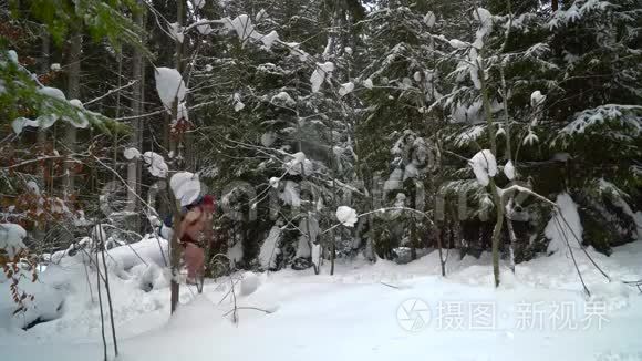 穿衣服的人穿过冬天的森林视频