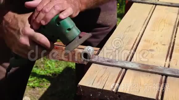 工人用砂光机将木板打磨干净视频