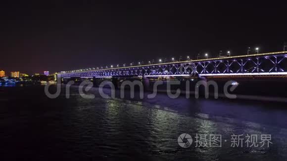 中国武汉-2017年5月2日：夜间照明城市景观青川桥空中无人机