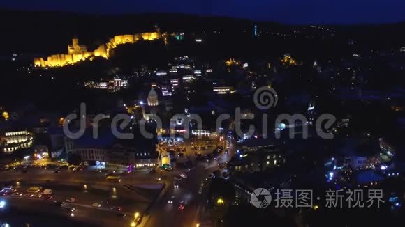 夜晚繁忙的城市街道，活跃的晚间车流