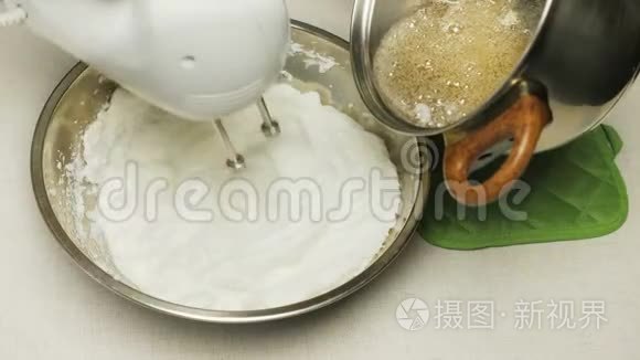电动搅拌机配制生奶油加劲剂视频