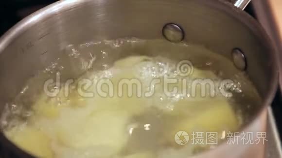 土豆在炖肉里沸腾视频