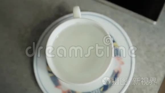 茶袋放在杯子里视频