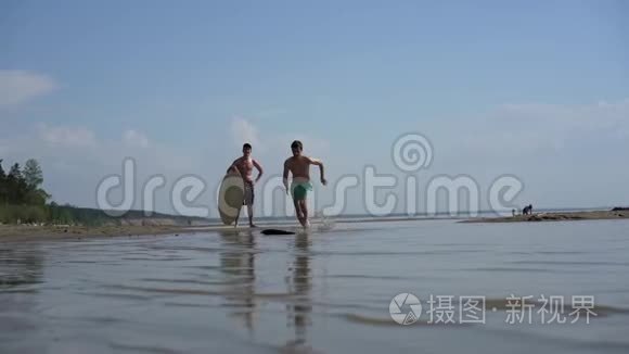 一个年轻人在狂野的海滩上冲浪视频